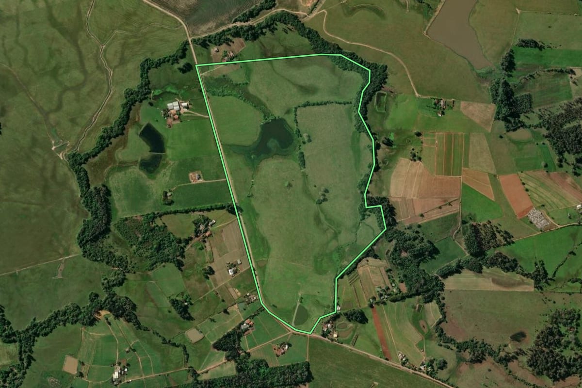 Imagem de satélite do imóvel rural em Santa Cruz do Sul (RS), com o contorno declarado no CAR desenhado por cima.