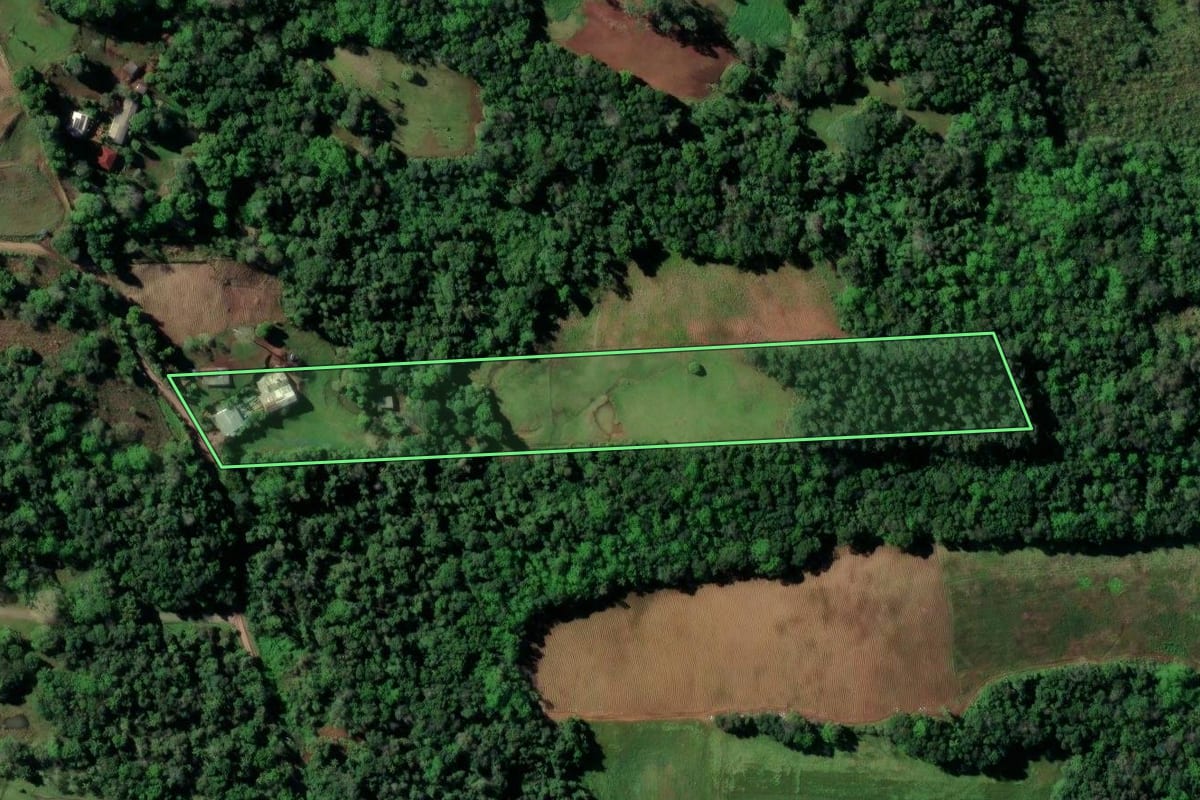 Imagem de satélite do imóvel rural em Santa Cruz do Sul (RS), com o contorno declarado no CAR desenhado por cima.