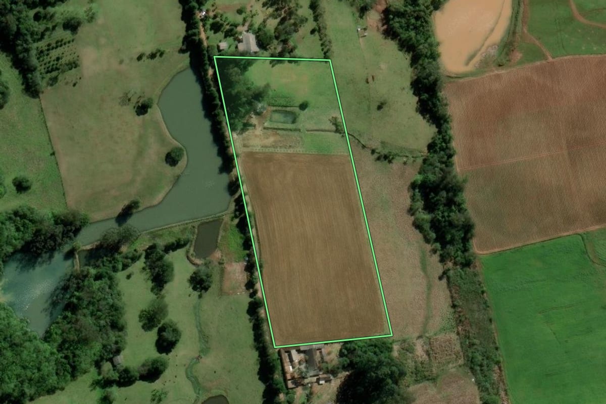Imagem de satélite do imóvel rural em Santa Cruz do Sul (RS), com o contorno declarado no CAR desenhado por cima.