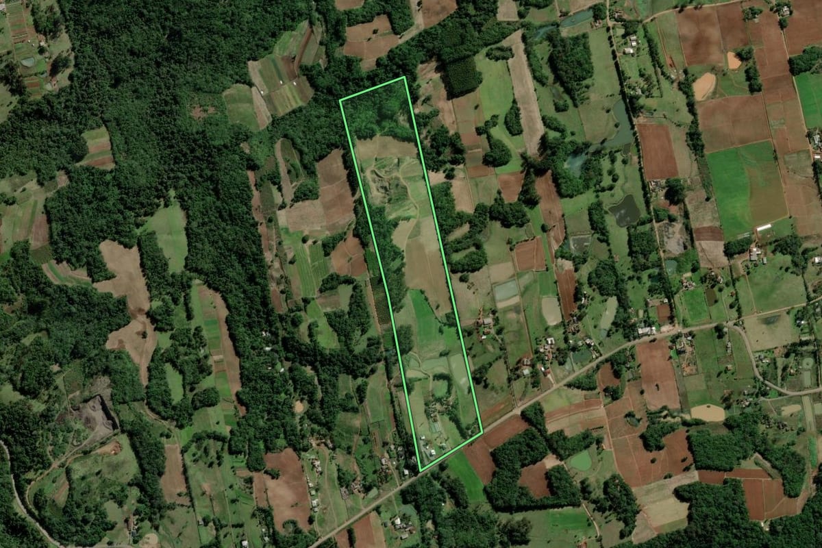 Imagem de satélite do imóvel rural em Santa Cruz do Sul (RS), com o contorno declarado no CAR desenhado por cima.
