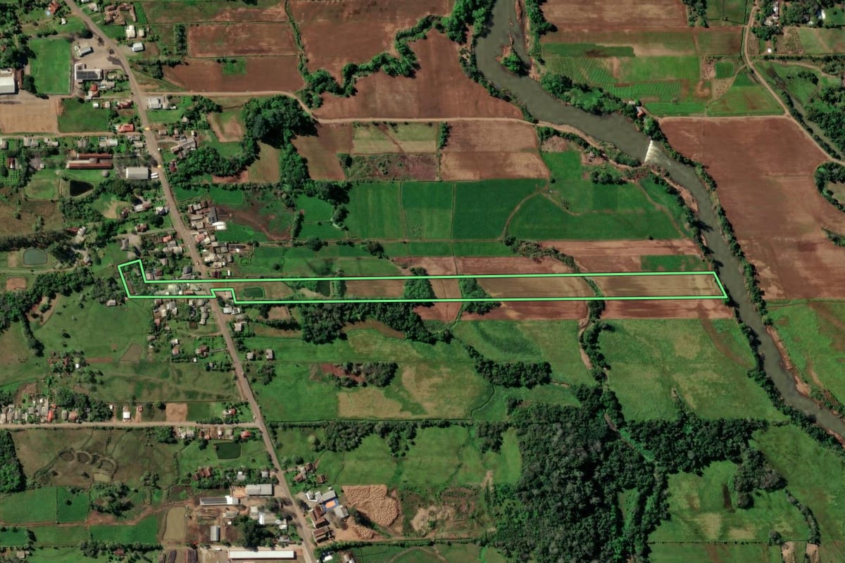 Imagem de satélite do imóvel rural em Santa Cruz do Sul (RS), com o contorno declarado no CAR desenhado por cima.