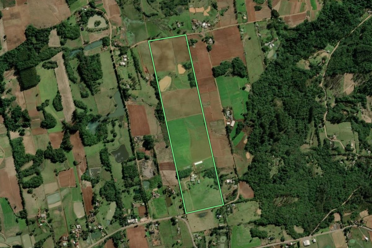 Imagem de satélite do imóvel rural em Santa Cruz do Sul (RS), com o contorno declarado no CAR desenhado por cima.