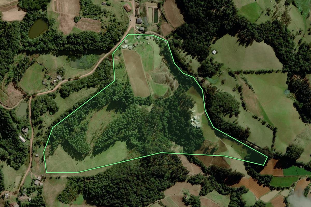 Imagem de satélite do imóvel rural em Santa Cruz do Sul (RS), com o contorno declarado no CAR desenhado por cima.