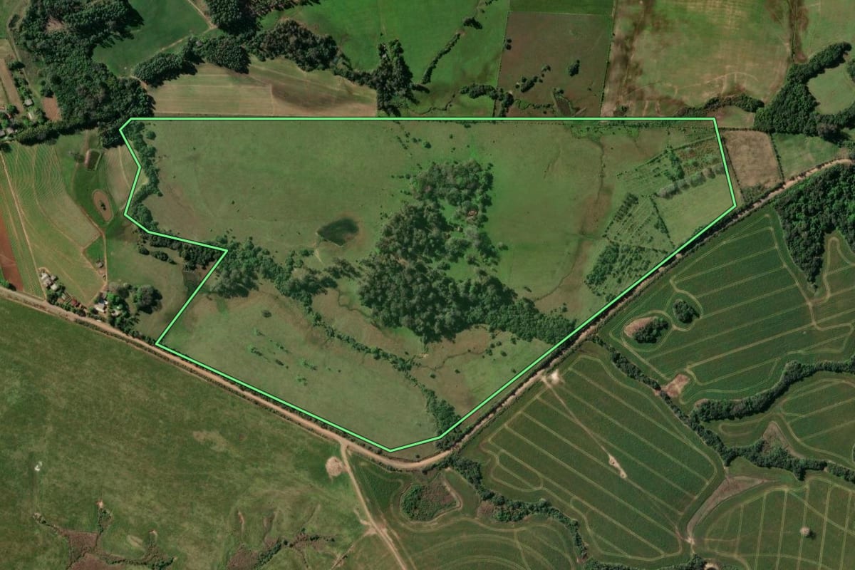 Imagem de satélite do imóvel rural em Santa Cruz do Sul (RS), com o contorno declarado no CAR desenhado por cima.