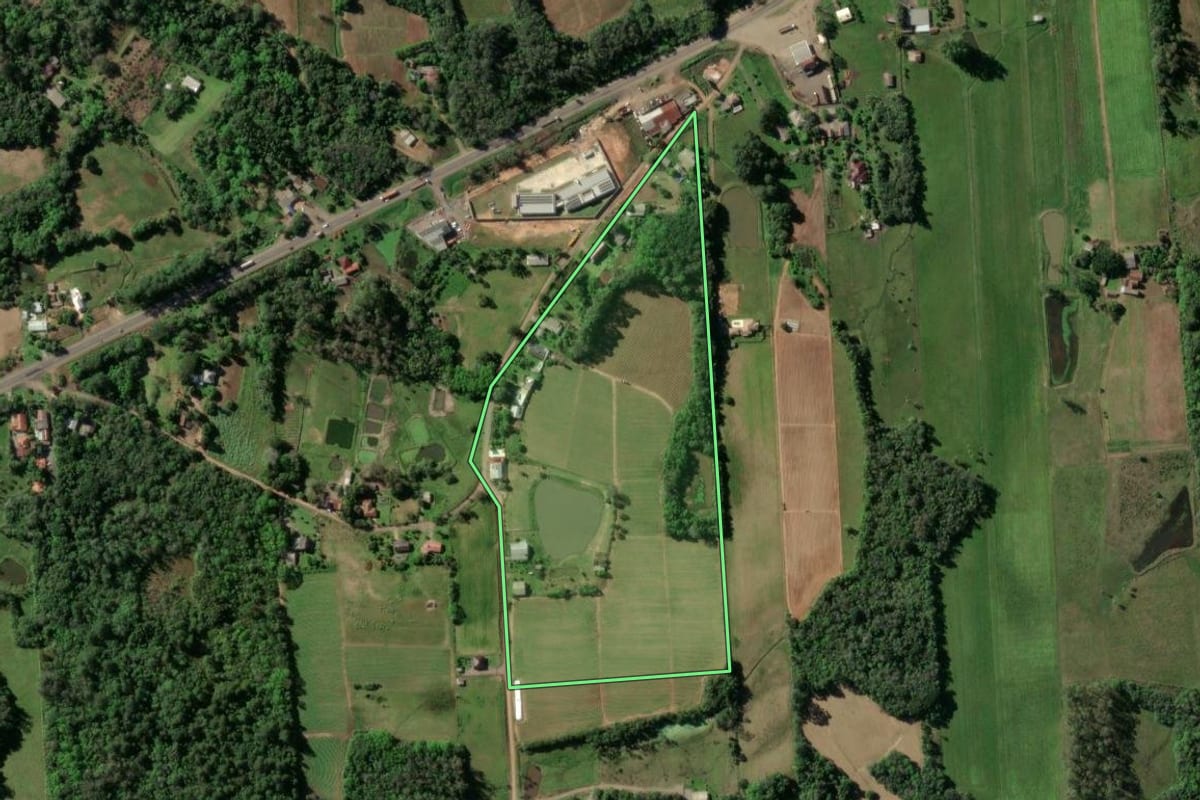 Imagem de satélite do imóvel rural em Santa Cruz do Sul (RS), com o contorno declarado no CAR desenhado por cima.