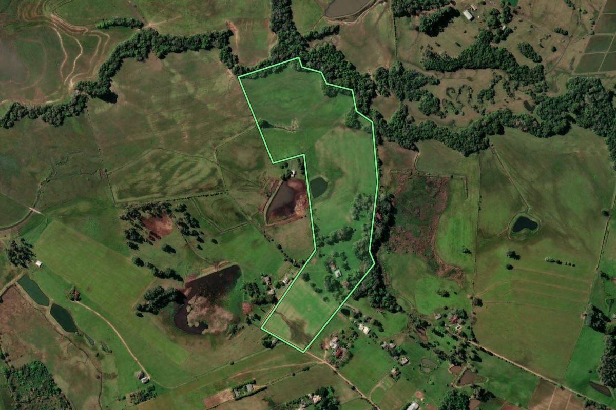 Imagem de satélite do imóvel rural em Santa Cruz do Sul (RS), com o contorno declarado no CAR desenhado por cima.