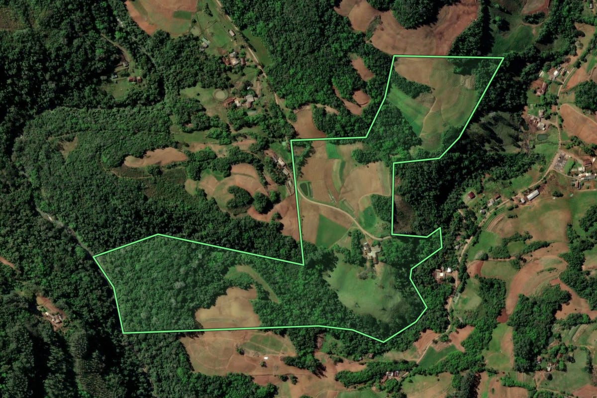 Imagem de satélite do imóvel rural em Santa Cruz do Sul (RS), com o contorno declarado no CAR desenhado por cima.