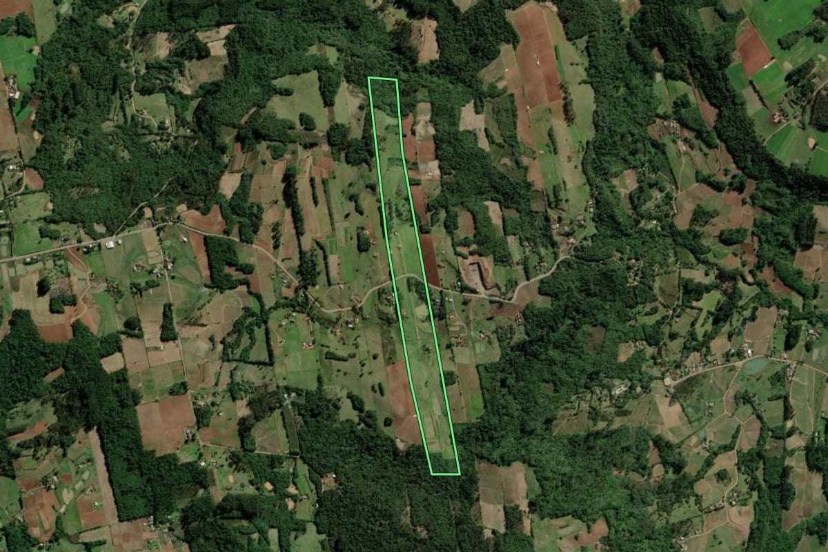 Imagem de satélite do imóvel rural em Santa Cruz do Sul (RS), com o contorno declarado no CAR desenhado por cima.