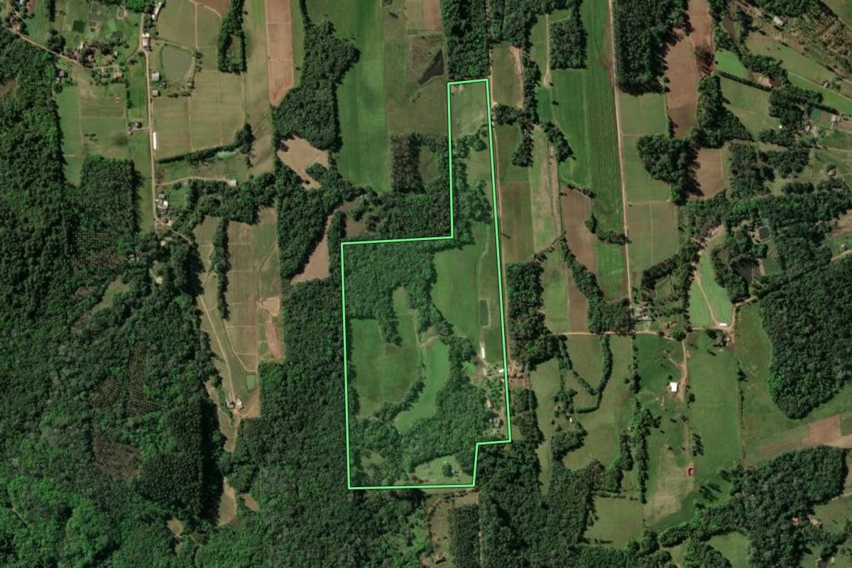 Imagem de satélite do imóvel rural em Santa Cruz do Sul (RS), com o contorno declarado no CAR desenhado por cima.