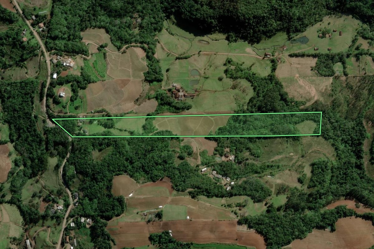 Imagem de satélite do imóvel rural em Santa Cruz do Sul (RS), com o contorno declarado no CAR desenhado por cima.