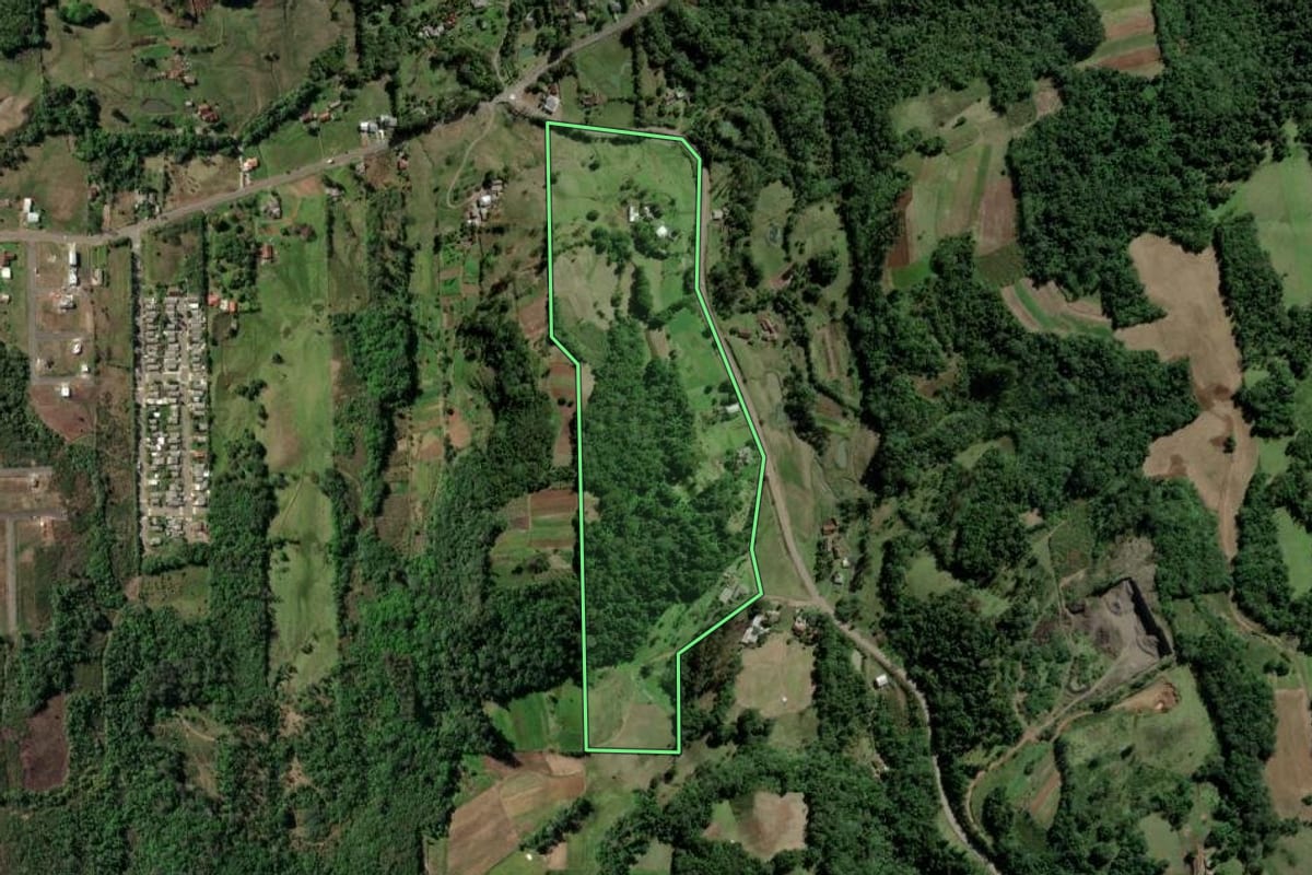 Imagem de satélite do imóvel rural em Santa Cruz do Sul (RS), com o contorno declarado no CAR desenhado por cima.