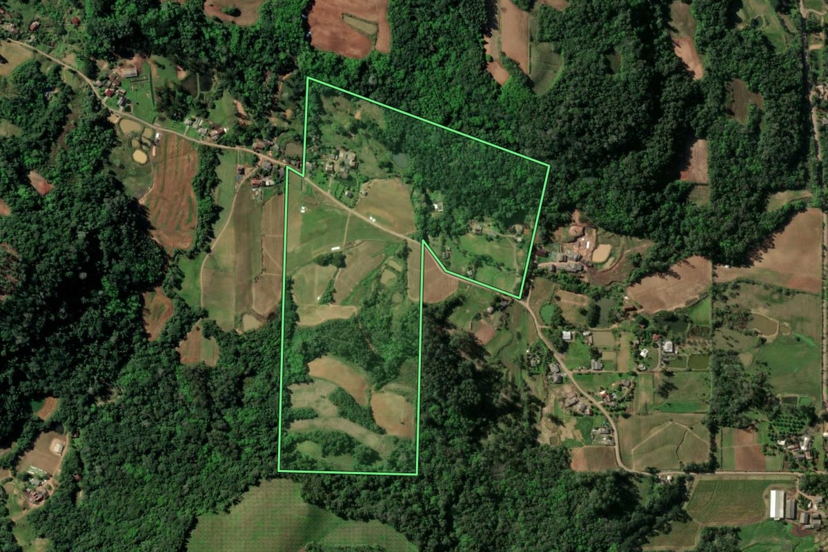 Imagem de satélite do imóvel rural em Santa Cruz do Sul (RS), com o contorno declarado no CAR desenhado por cima.