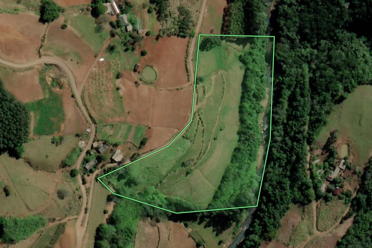 Imagem de satélite do imóvel rural em Santa Cruz do Sul (RS), com o contorno declarado no CAR desenhado por cima.