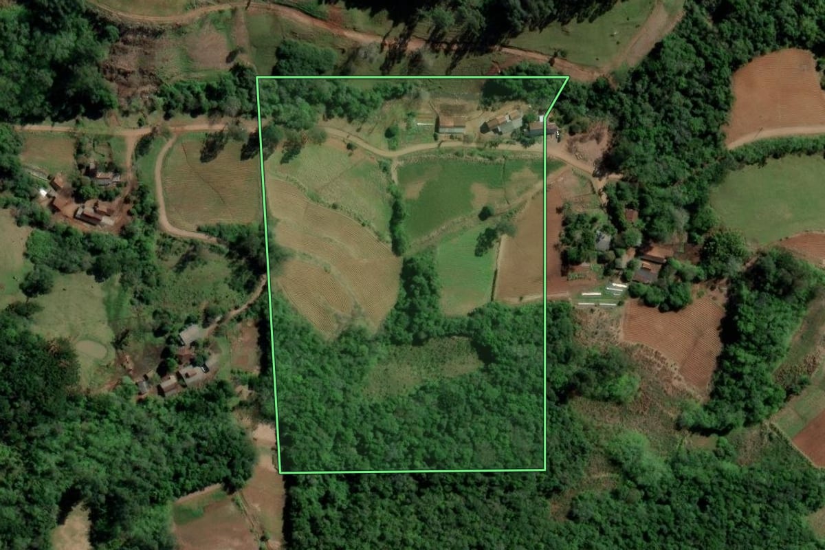 Imagem de satélite do imóvel rural em Santa Cruz do Sul (RS), com o contorno declarado no CAR desenhado por cima.