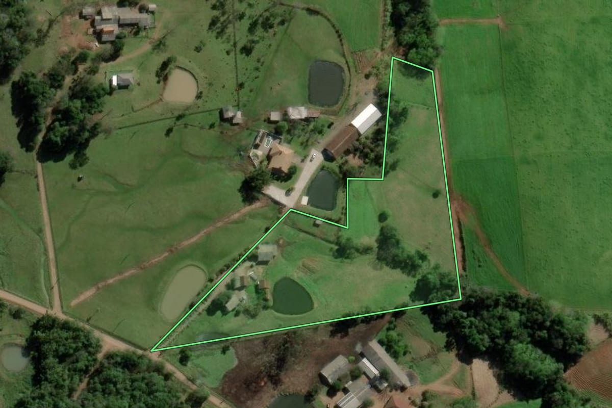 Imagem de satélite do imóvel rural em Santa Cruz do Sul (RS), com o contorno declarado no CAR desenhado por cima.