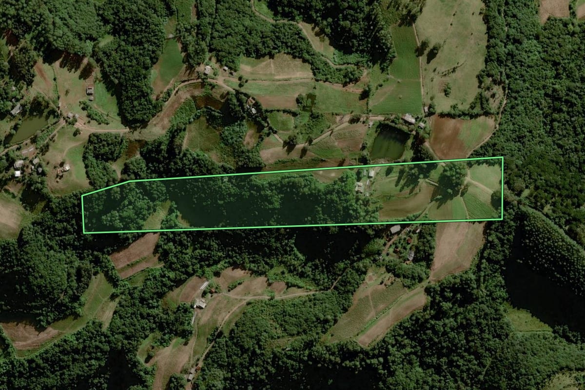 Imagem de satélite do imóvel rural em Santa Cruz do Sul (RS), com o contorno declarado no CAR desenhado por cima.
