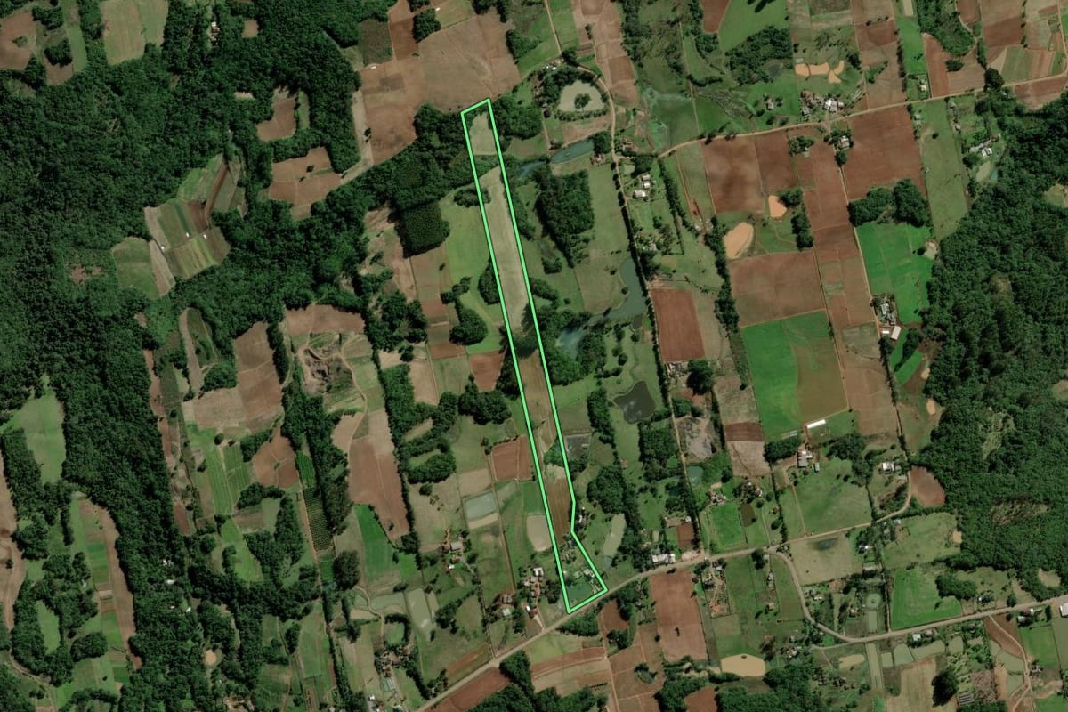 Imagem de satélite do imóvel rural em Santa Cruz do Sul (RS), com o contorno declarado no CAR desenhado por cima.