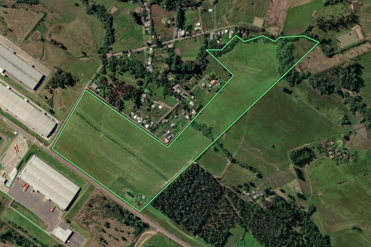 Imagem de satélite do imóvel rural em Santa Cruz do Sul (RS), com o contorno declarado no CAR desenhado por cima.