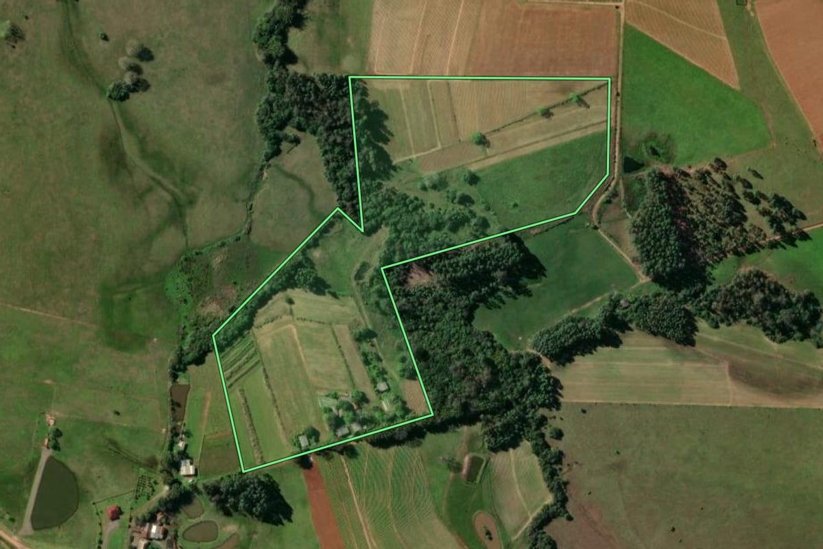 Imagem de satélite do imóvel rural em Santa Cruz do Sul (RS), com o contorno declarado no CAR desenhado por cima.