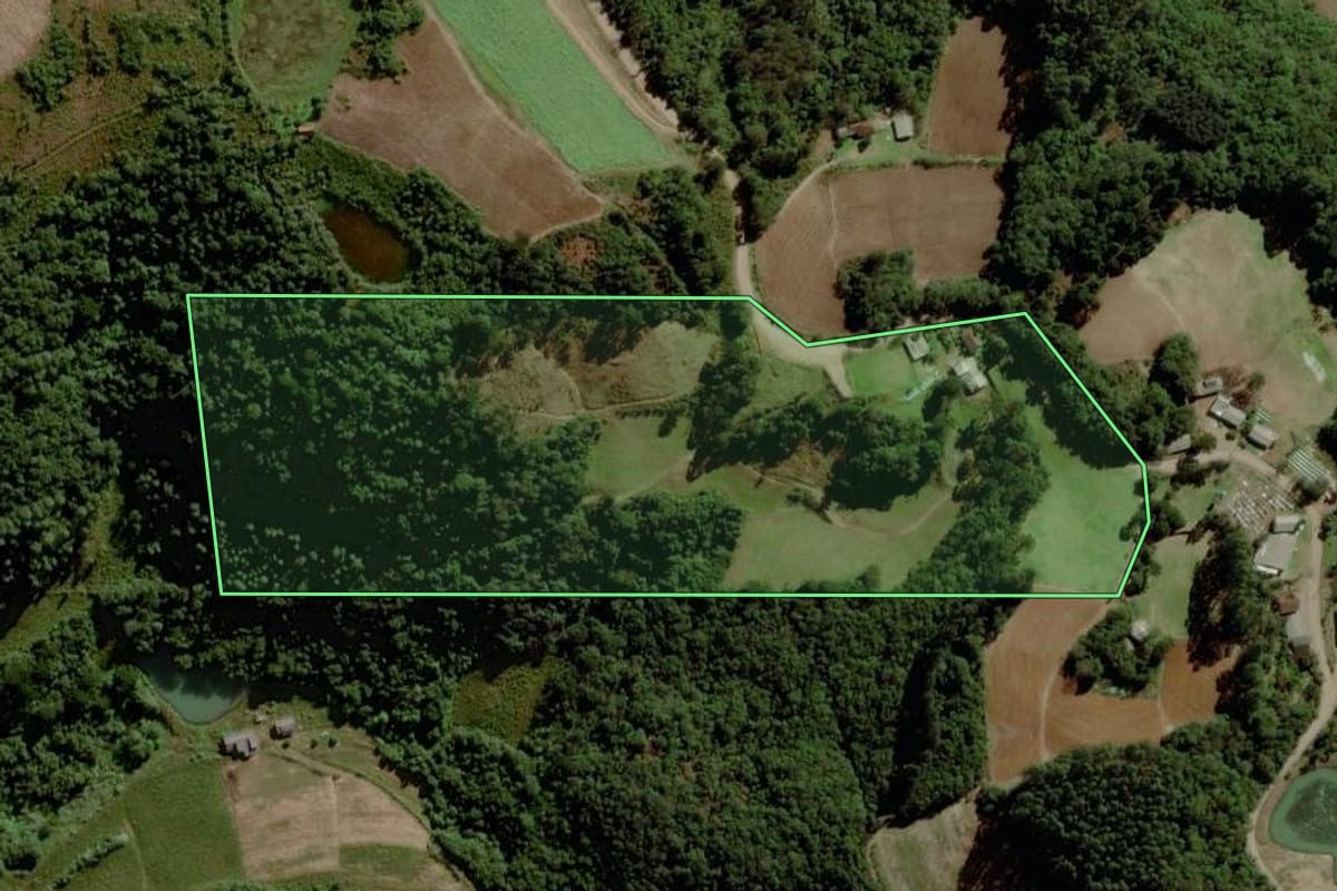Imagem de satélite do imóvel rural em Santa Cruz do Sul (RS), com o contorno declarado no CAR desenhado por cima.