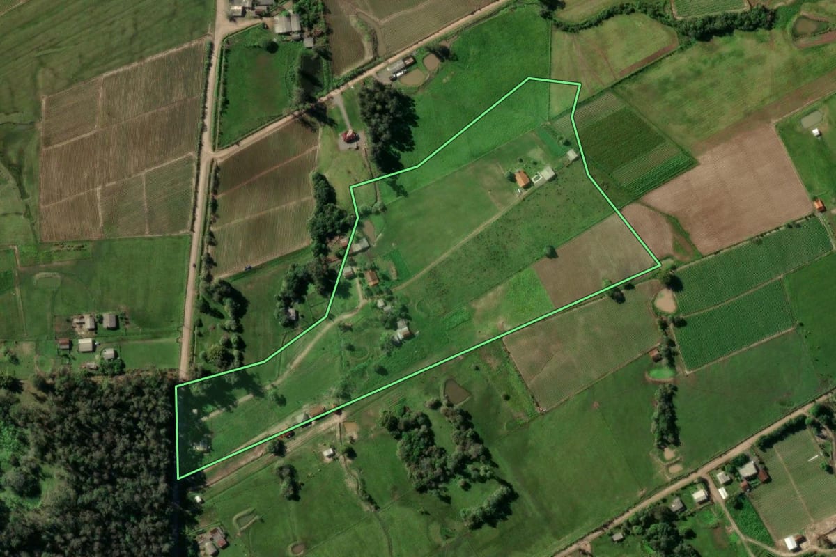 Imagem de satélite do imóvel rural em Santa Cruz do Sul (RS), com o contorno declarado no CAR desenhado por cima.