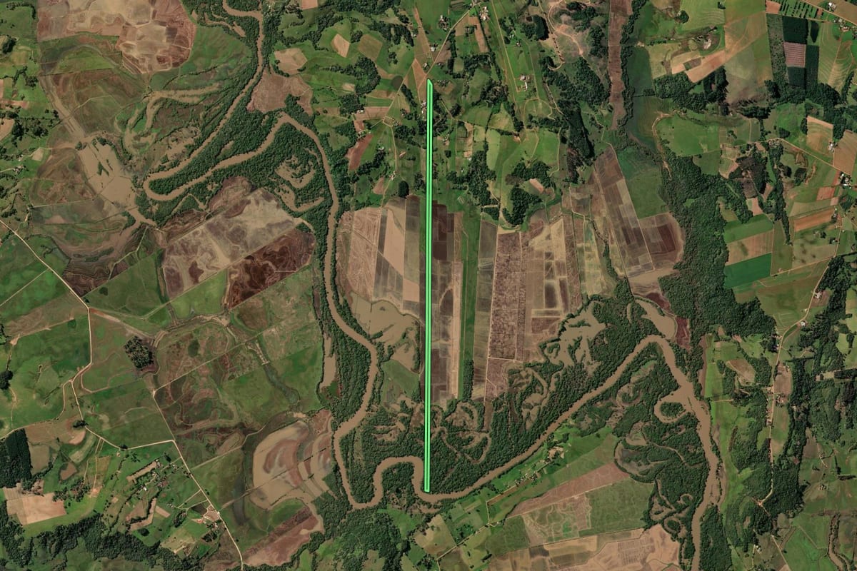 Imagem de satélite do imóvel rural em Santa Cruz do Sul (RS), com o contorno declarado no CAR desenhado por cima.