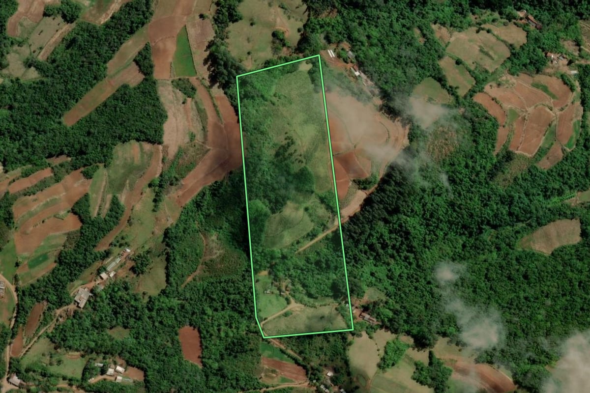 Imagem de satélite do imóvel rural em Santa Cruz do Sul (RS), com o contorno declarado no CAR desenhado por cima.