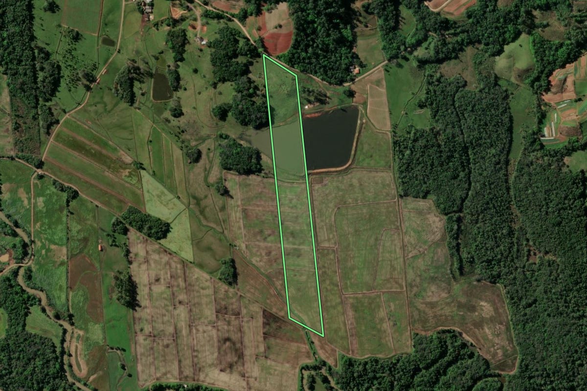 Imagem de satélite do imóvel rural em Santa Cruz do Sul (RS), com o contorno declarado no CAR desenhado por cima.