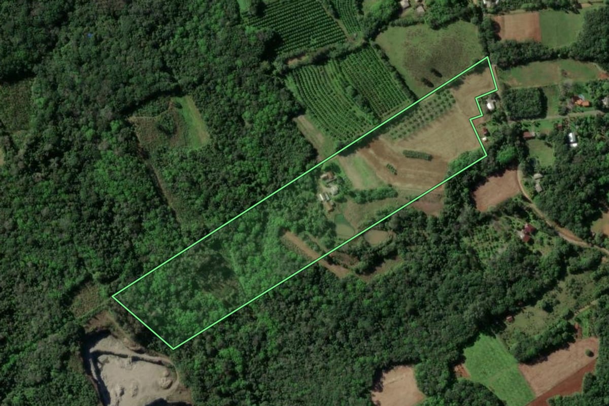 Imagem de satélite do imóvel rural em Santa Cruz do Sul (RS), com o contorno declarado no CAR desenhado por cima.