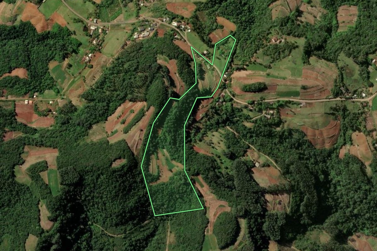 Imagem de satélite do imóvel rural em Santa Cruz do Sul (RS), com o contorno declarado no CAR desenhado por cima.