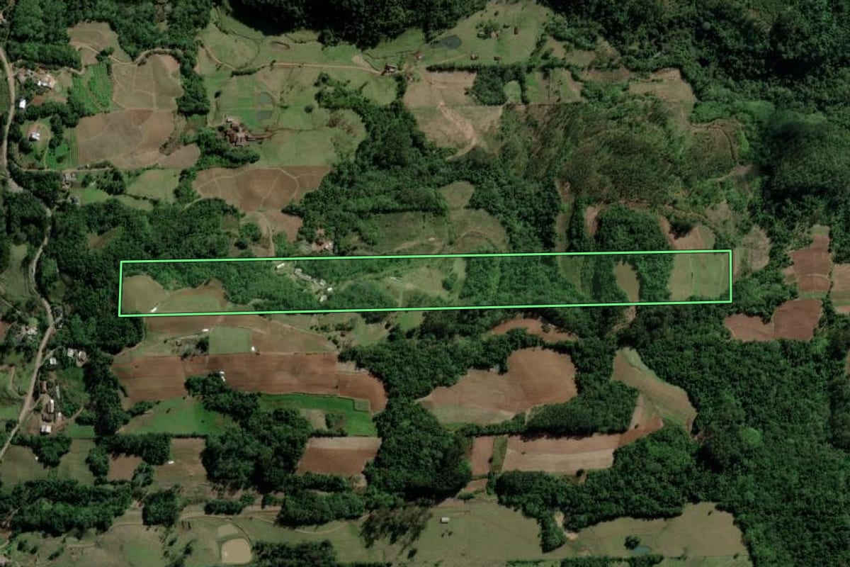 Imagem de satélite do imóvel rural em Santa Cruz do Sul (RS), com o contorno declarado no CAR desenhado por cima.