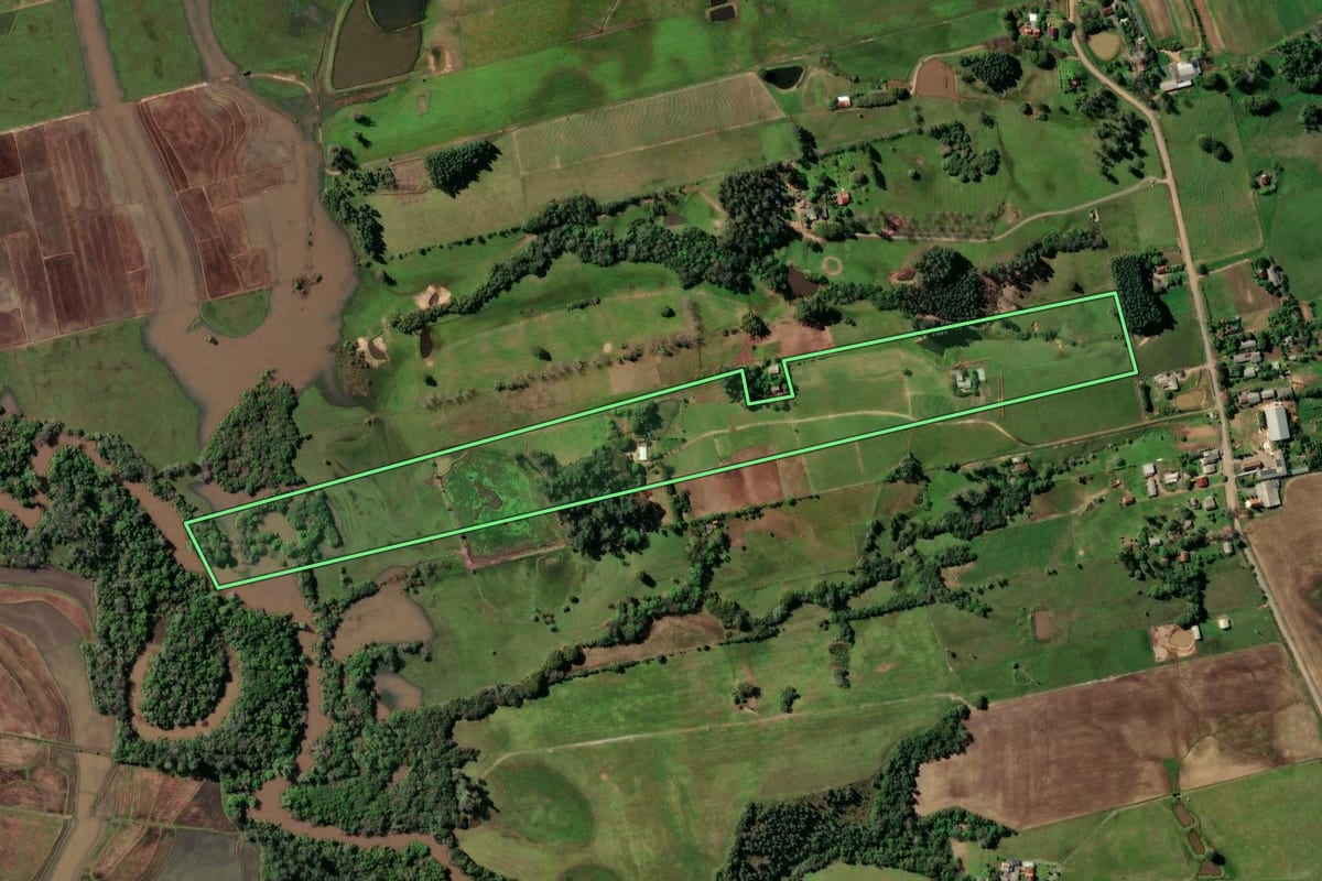 Imagem de satélite do imóvel rural em Santa Cruz do Sul (RS), com o contorno declarado no CAR desenhado por cima.