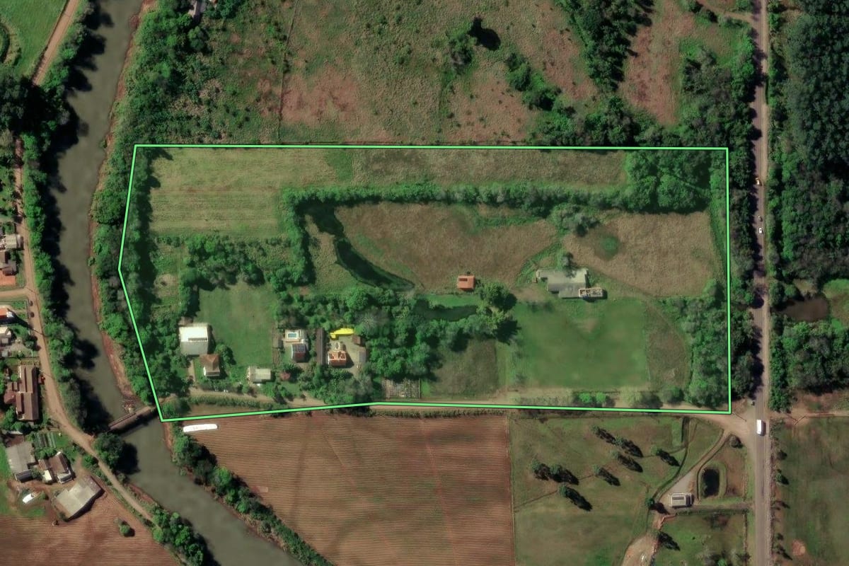 Imagem de satélite do imóvel rural em Santa Cruz do Sul (RS), com o contorno declarado no CAR desenhado por cima.
