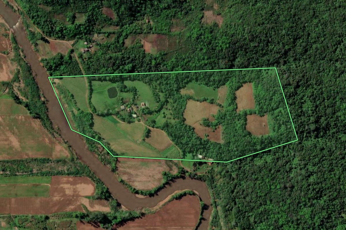 Imagem de satélite do imóvel rural em Santa Cruz do Sul (RS), com o contorno declarado no CAR desenhado por cima.