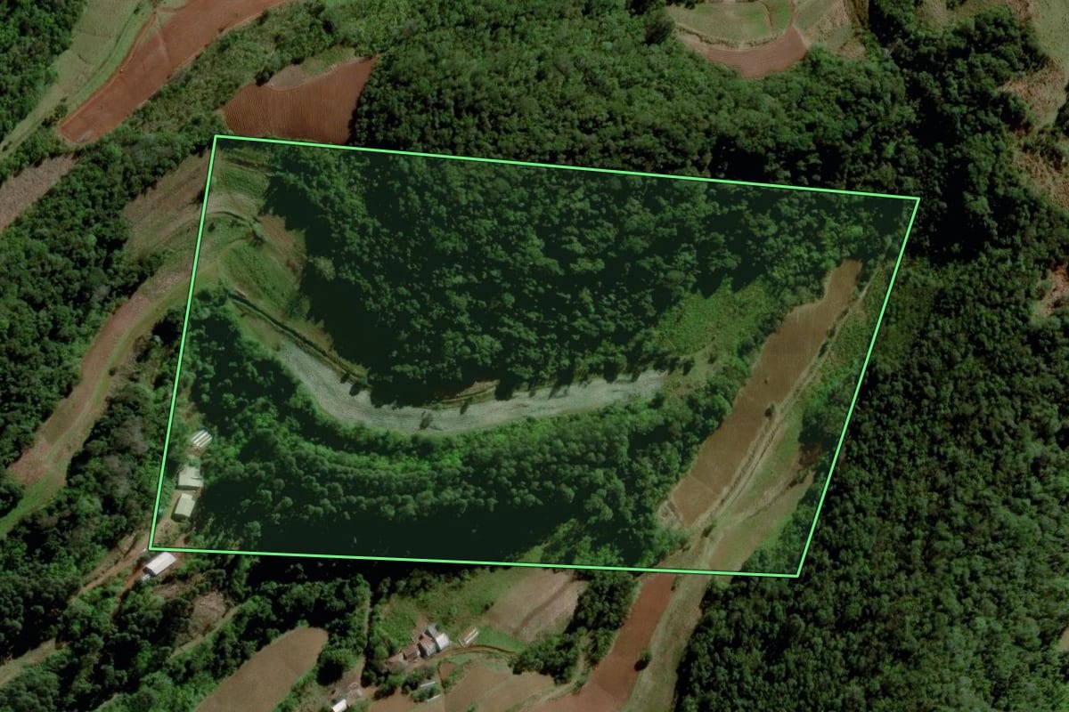 Imagem de satélite do imóvel rural em Santa Cruz do Sul (RS), com o contorno declarado no CAR desenhado por cima.