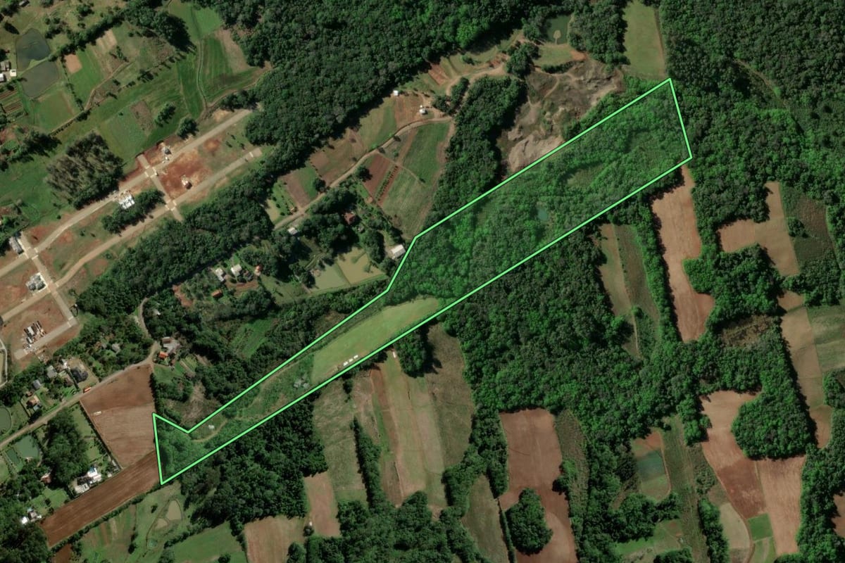 Imagem de satélite do imóvel rural em Santa Cruz do Sul (RS), com o contorno declarado no CAR desenhado por cima.
