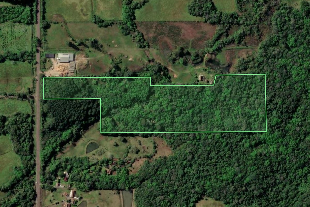 Imagem de satélite do imóvel rural em Santa Cruz do Sul (RS), com o contorno declarado no CAR desenhado por cima.