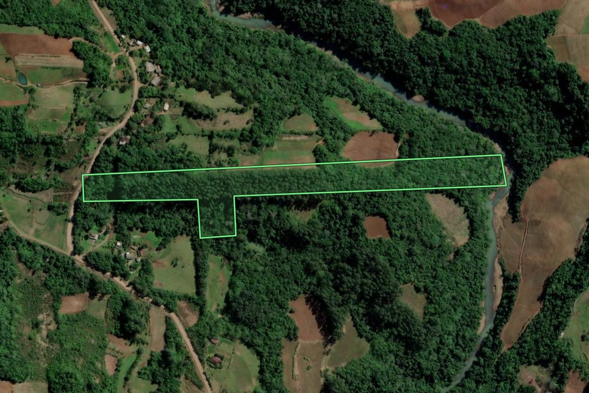 Imagem de satélite do imóvel rural em Santa Cruz do Sul (RS), com o contorno declarado no CAR desenhado por cima.