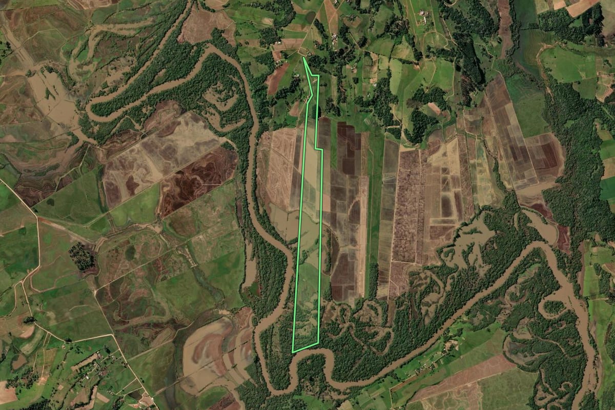 Imagem de satélite do imóvel rural em Santa Cruz do Sul (RS), com o contorno declarado no CAR desenhado por cima.
