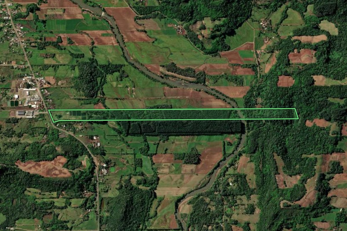 Imagem de satélite do imóvel rural em Santa Cruz do Sul (RS), com o contorno declarado no CAR desenhado por cima.