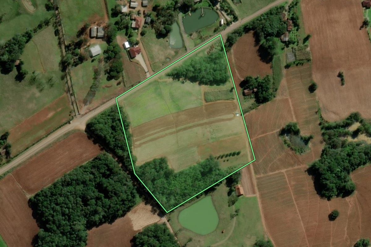 Imagem de satélite do imóvel rural em Santa Cruz do Sul (RS), com o contorno declarado no CAR desenhado por cima.