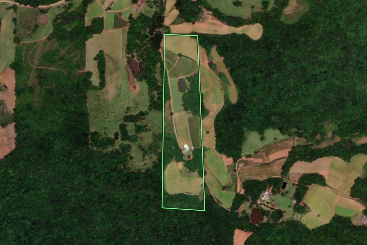 Imagem de satélite do imóvel rural em Santa Cruz do Sul (RS), com o contorno declarado no CAR desenhado por cima.