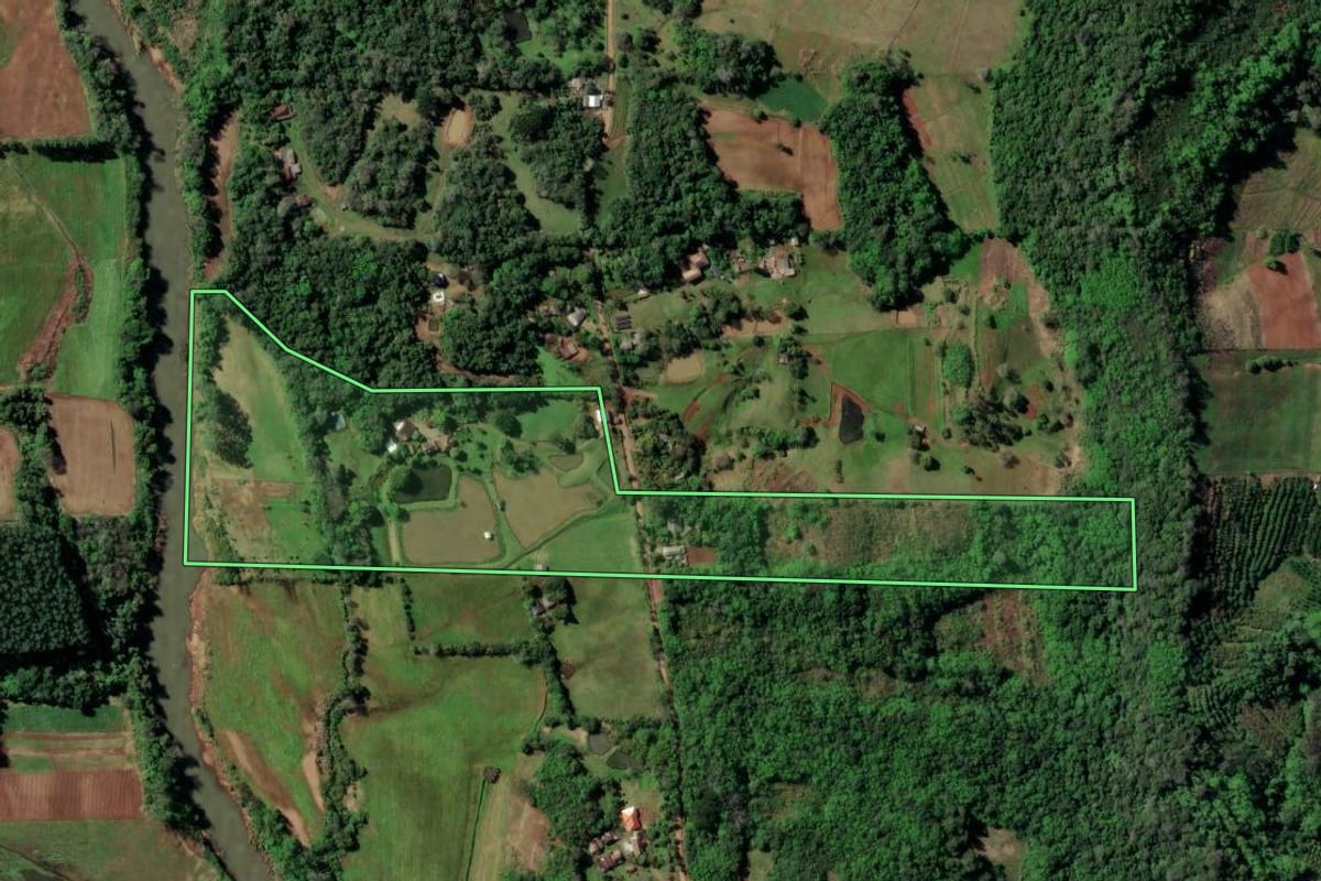 Imagem de satélite do imóvel rural em Santa Cruz do Sul (RS), com o contorno declarado no CAR desenhado por cima.