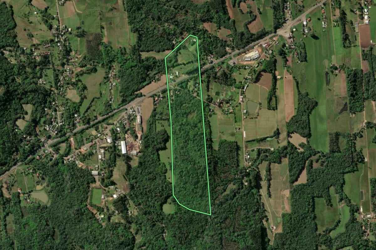 Imagem de satélite do imóvel rural em Santa Cruz do Sul (RS), com o contorno declarado no CAR desenhado por cima.