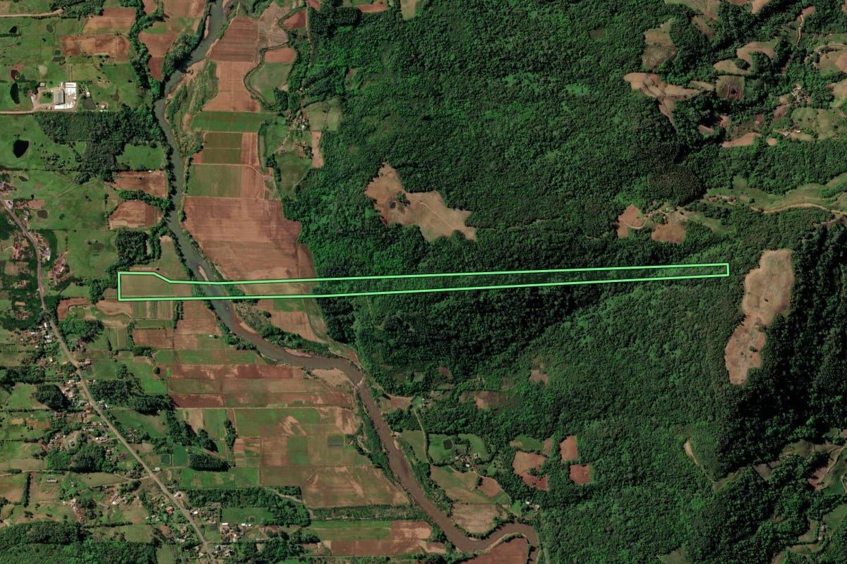 Imagem de satélite do imóvel rural em Santa Cruz do Sul (RS), com o contorno declarado no CAR desenhado por cima.