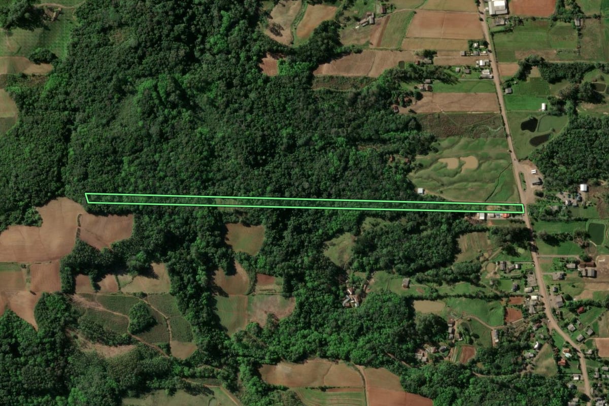 Imagem de satélite do imóvel rural em Santa Cruz do Sul (RS), com o contorno declarado no CAR desenhado por cima.