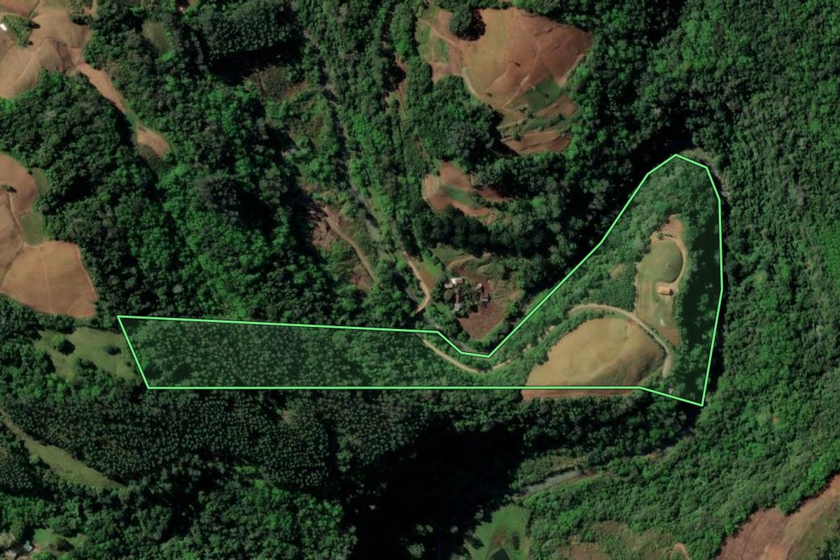 Imagem de satélite do imóvel rural em Santa Cruz do Sul (RS), com o contorno declarado no CAR desenhado por cima.