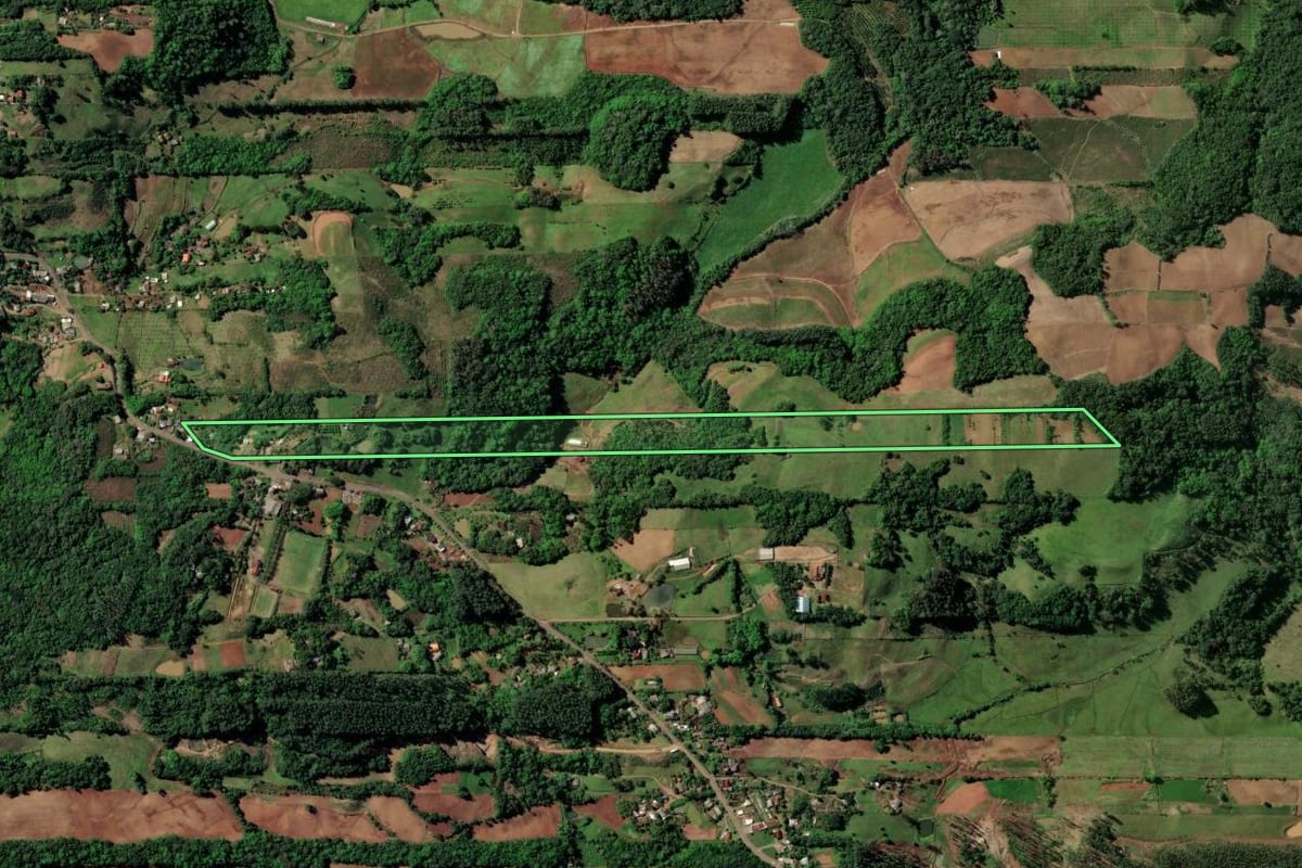 Imagem de satélite do imóvel rural em Santa Cruz do Sul (RS), com o contorno declarado no CAR desenhado por cima.