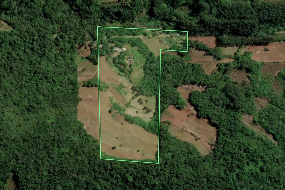 Imagem de satélite do imóvel rural em Santa Cruz do Sul (RS), com o contorno declarado no CAR desenhado por cima.