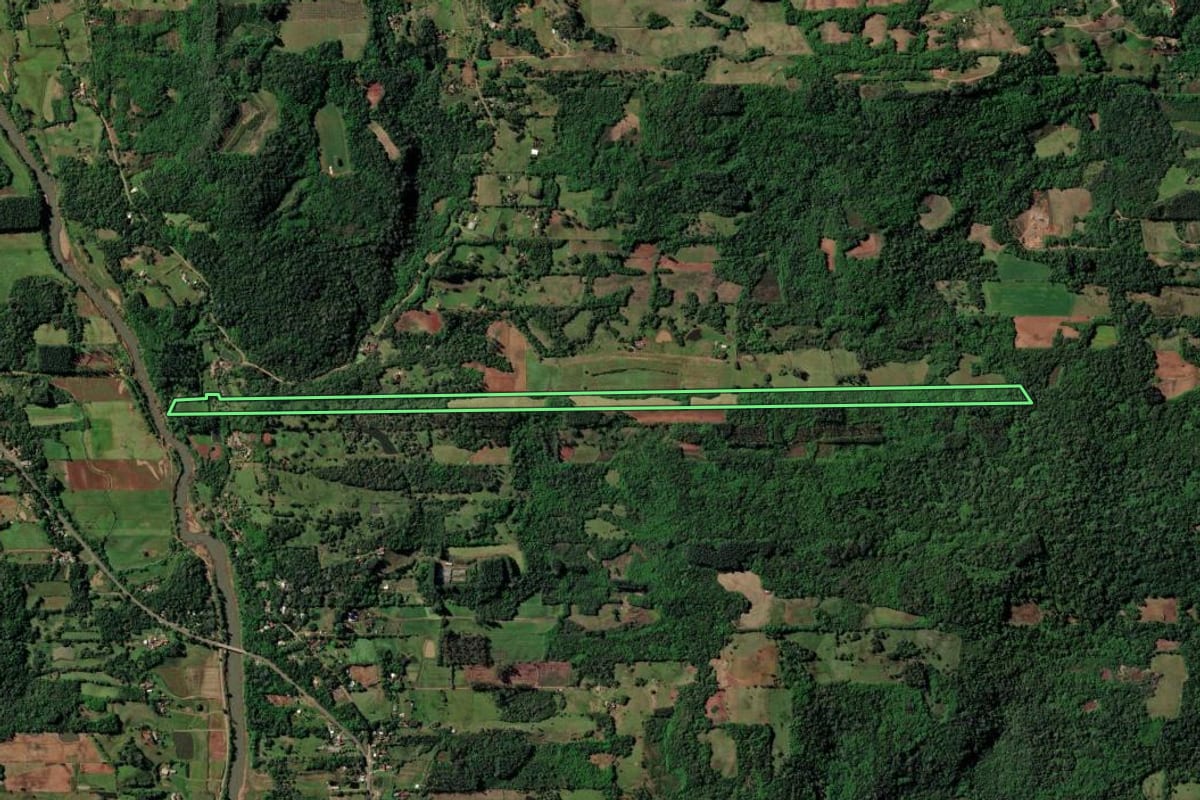 Imagem de satélite do imóvel rural em Santa Cruz do Sul (RS), com o contorno declarado no CAR desenhado por cima.